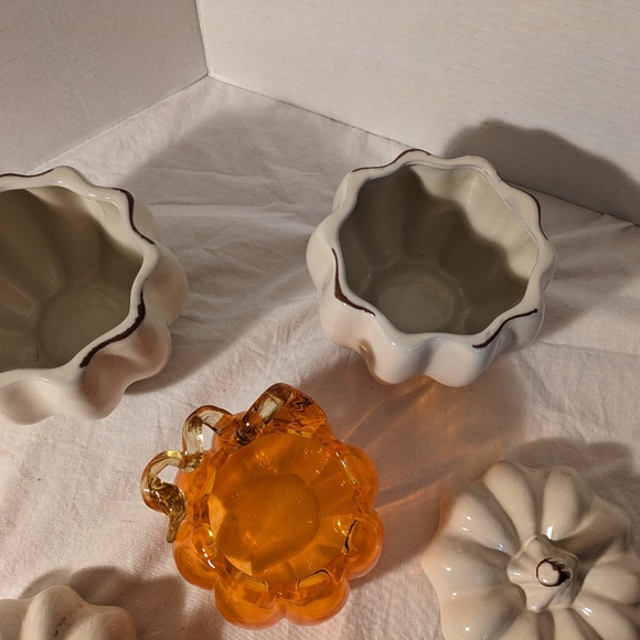 Fall pumpkins 2 off white ceramic with lids and 1 art glass orange pumpkin - Picture 3 of 9